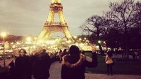 Berfoto dengan latar Menara Eiffel yang indah (Instagram/daniellevddonk)