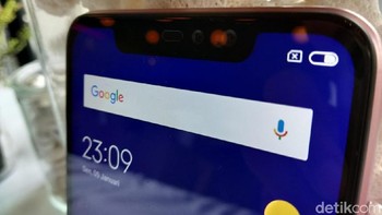 Kamera ganda juga tampak di depan dengan kualitas 20 MP + 5 MP. (Foto: Muhamad Imron Rosyadi/detikINET)