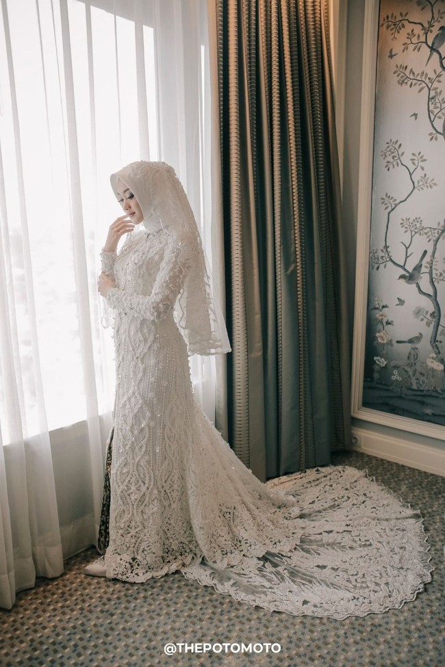 Kini, ia aktif mengunggah konten fashion di Instagram hingga memiliki lebih dari 600 ribu followers. Ia pun didaulat jadi host acara hijab Traveling Trans 7. Foto: ThePhotoMoto