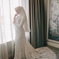 Kini, ia aktif mengunggah konten fashion di Instagram hingga memiliki lebih dari 600 ribu followers. Ia pun didaulat jadi host acara hijab Traveling Trans 7. Foto: ThePhotoMoto