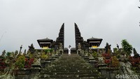 Selain megah, pura ini juga sangat instagramble. Traveler mesti pintar cari angle dan ingat, tetap jaga sopan santun (Syanti/detikTravel)