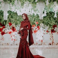 Nada juga memilih hijab segi empat sederhana dipadukan dengan veil dan mahkota untuk resepsi. Untuk riasan wajahnya, Nada memercayakan gaya natural ala Marlene Hariman, MUA hits yang juga merias penyanyi Raisa saat menikah. Foto: Aspherica