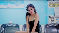 Sebuah media luar membuat beragam gaya dan busana yang dikenakan oleh Jennie di video klip debutnya yakni Solo.  Foto: Dok. Youtube; Ist