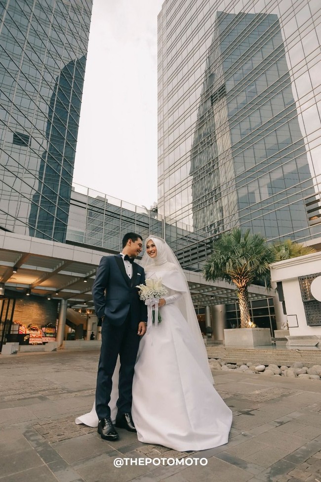 Ia melangsungkan pernikahan hari Minggu (18/11/2018) di Hotel Grand Sahid Jaya, Jakarta. Pernikahannya menarik perhatian publik karena Nada, sapaan akrabnya tampil sangat cantik hari itu.  Foto: ThePhotoMoto