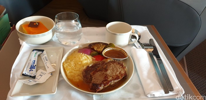 Menikmati Fine Dining di Ketinggian 30 Ribu Kaki