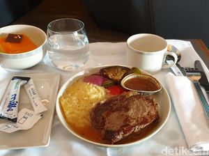 Menikmati Fine Dining di Ketinggian 30 Ribu Kaki