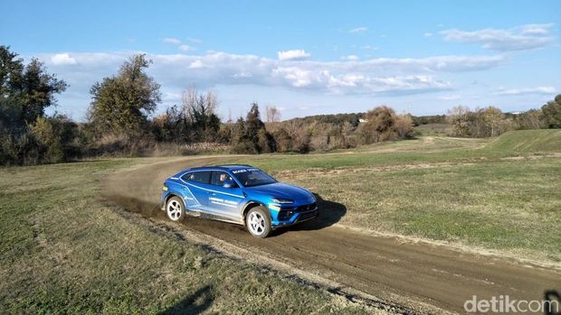 Test drive Lamborghini Urus