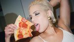 Tiada Hari Tanpa Pizza, Ini Pose Halsey Saat Menyantap Pizza