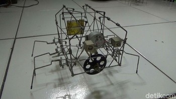 Seiring berjalan waktu, bakat Ahmad semakin berkembang. Dia dapat belajar dari berbagai sumber. Mulai dari televisi yang menayangkan bakat-bakat hingga jejaring internet yang kini mudah di akses di berbagai perangkat dan oleh siapapun. Foto: Dian Firmansyah