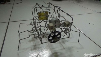 Penyandang Disabilitas Ini Bikin Robot Unik dari Barang Bekas