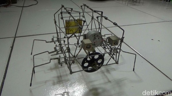 Penyandang Disabilitas Ini Bikin Robot Unik dari Barang Bekas