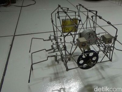 Penyandang Disabilitas Ini Bikin Robot Unik dari Barang Bekas