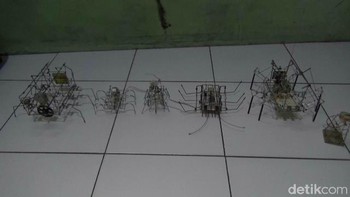 Ibunda Ahmad menjelaskan, hasil karya anaknya sudah cukup banyak. Namun Ahmad yang selalu berinovasi melakukan bongkar pasang hingga saat ini menjadi koleksi dirinya. Saat ini belum ada satu pun hasil karyanya yang di jual. Foto: Dian Firmansyah