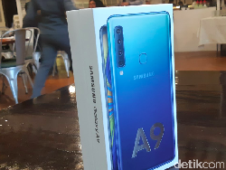 Unboxing Galaxy A9, Kamera Belakangnya Terbanyak di Dunia
