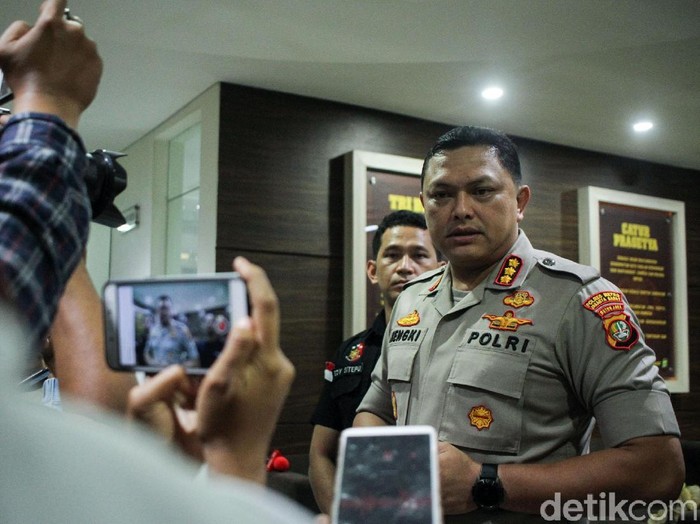 Polisi menangkap Hercules Rosario Marshal. Kapolres Metro Jakarta Barat Kombes Hengki Haryadi memberikan keterangan perihal penangkapan tersebut.
