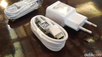 Charger-nya menggunakan USB 3.0 untuk fast charging. Semua aksesorisnya menggunakan warna putih yang sudah menjadi ciri khas Samsung. Foto: Virgina Maulita Putri/detikinet