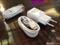 Unboxing Galaxy A9, Kamera Belakangnya Terbanyak di Dunia