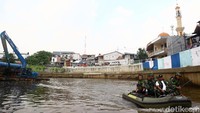 Selama melakukan penelusuran kondisi aliran air Ciliwung juga terlihat lancar.