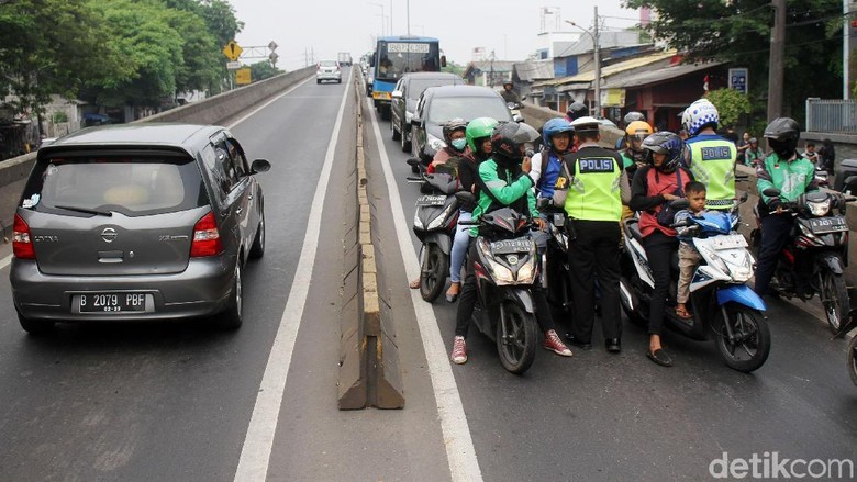 Pemotor Bandel Ditilang di Flyover Pesing