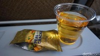 Ada juga sesi makanan ringan berupa kacang-kacangan dan jus buah. Sambil nonton film di layar touchscreen cocok nih! (Melissa Mailoa/detikTravel)