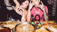 Makan malam dengan hidangan khas Korea, Halsey ditemani penyanyi asal Korea Selatan, Jay Park yang berteman dekat dengannya. Foto: Instagram @iamhalsey