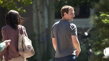 Meski begitu sibuk dengan urusan bisnis di Facebook, Sheryl masih punya waktu membesarkan dua anaknya dengan suaminya. Dia pun jadi role model wanita yang karirnya hebat namun tetap mengurus keluarga. Sandberg juga dikenal sebagai pembela hak-hak wanita. Foto: Getty Images