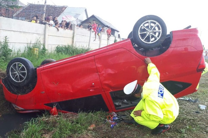 Mobil Terguling di Tol Soroja, 1 Orang Terluka