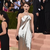 Bono dan istrinya sempat melarang putri mereka menapaki karier di jalur akting. Tapi ia bersikeras dengan cita-citanya dan pada 2005, memulai debut akting dengan membintangi film pendek Lost and Found bersama saudarinya, Jordan Hewson.Foto: Getty Images