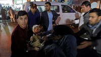 Sejumlah warga membantu proses evakuasi korban terluka akibat bom bunuh diri di malam peringatan Maulid Nabi Muhammad SAW di Kabul, Afghanistan. Mohammad Ismail/Reuters.