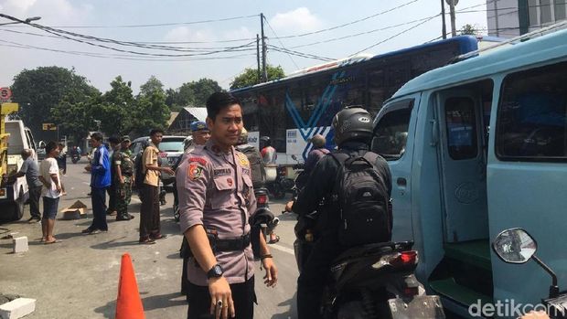 Truk Tabrak Pohon di Pasar Jumat Dievakuasi, Sopir Sempat Terjepit