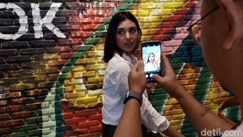 Memotret model jadi aspek yang paling menarik perhatian. (Foto: Muhamad Imron Rosyadi/detikINET)