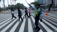 Di Indonesia, pelican crossing masih membutuhkan bantuan petugas dishub untuk menertibkan para pengendara, sementara di Jepang para pengendara sudah pasti mematuhi lampu lalu lintas yang aktif di pelican crossing. Lamhot Aritonang/detikcom.