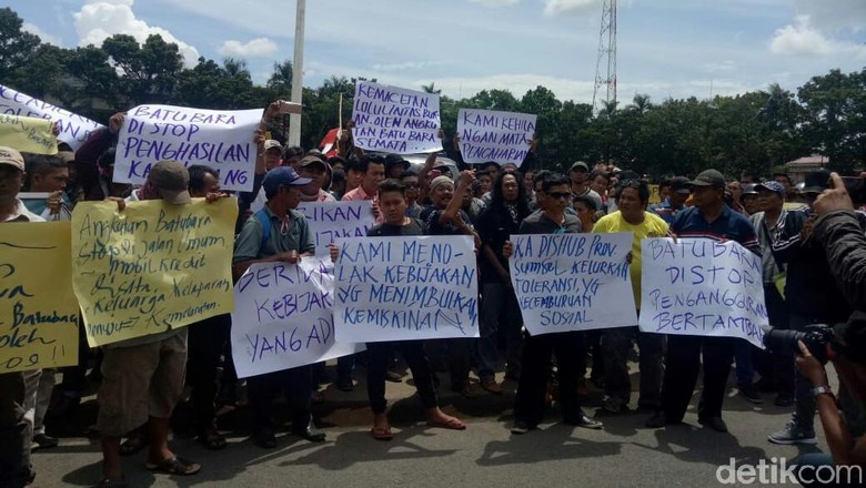Ratusan Sopir Truk Batu Bara Geruduk Kantor Gubernur Sumsel Ratusan Sopir Truk Batu Bara Geruduk Kantor Gubernur Sumsel