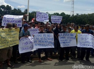Sopir Truk Batu Bara Bertahan di Kantor Gubernur Sumsel