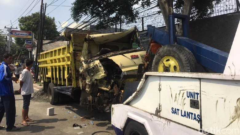 Truk Tabrak Pohon di Pasar Jumat Dievakuasi, Sopir Sempat Terjepit Truk Tabrak Pohon di Pasar Jumat Dievakuasi, Sopir Sempat Terjepit