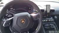 Begini tampilan dalam Lamborghini yang dijadikan mobil polisi. Foto: Ruly Kurniawan