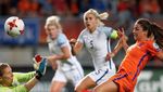 Foto: Liburannya Pesepakbola Cantik Belanda, Danielle van de Donk