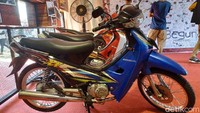 Selain Astrea, dari seri motor bebek lainnya yakni Honda Supra XX, motor ini memang nggak begitu laku pada masanya. PT Astra Honda Motor (AHM) meluncurkan motor ini di tahun 2002. Keunggulan motor bebek ini adalah kopling manual plus piringan cakram. Namun karena tidak meledak di pasaran, motor hanya bertahan 2 tahun, hingga akhirnya discontinue pada tahun 2004. Foto: Ridwan Arifin