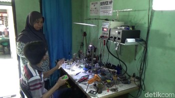 Menurut ibundanya, Ecin Kuraesin (53), Ahmad anak pertama dari tiga bersodara ini, diketahui memiliki bakat merakit robot sejak lulus SMP Sederajat di Sekolah Luar Biasa (SLB) di Jatiluhur.  Foto: Dian Firmansyah