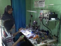 Penyandang Disabilitas Ini Bikin Robot Unik dari Barang Bekas