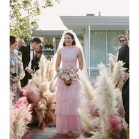 Adalah Kate dan Laura Mulleavy dari label Rodarte yang merancang gaun pengantin Mandy. Gaun tersebut hadir dengan rok bergaya ruffle bertumpuk dengan material tulle yang meninggalkan kesan romantis. (Foto: Instagram/@mandymooremm)