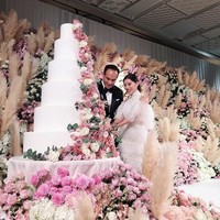 Diadakan di Four Seasons Hotel Kyoto di Jepang, pesta pernikahan Chryseis ini dipenuhi dengan bunga dan karangan bunga lalang raksasa. Foto: Instagram