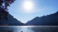 Traveler juga dilarang untuk berenang di danau. Selain karena disakralkan, suhu air yang tidak menentu dan kedalaman yang mencapai 28 meter dikhawatirkan dapat mengakibatkan hal-hal yang berakibat fatal. (detik)