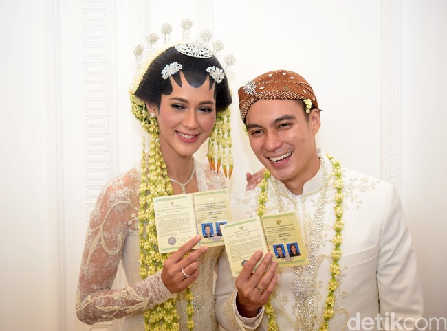 Jika Paula memakai kebaya putih berhias payet, saat akad nikah Baim Wong mengenakan beskap putih karya Agus Lim. Foto: Noel/detikFoto