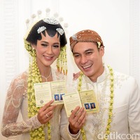 Jika Paula memakai kebaya putih berhias payet, saat akad nikah Baim Wong mengenakan beskap putih karya Agus Lim. Foto: Noel/detikFoto