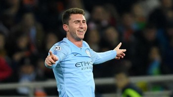 Bek Tengah: Aymeric Laporte - Manchester City. Laporte jadi wakil City di posisi bek dengan nilai 94. Foto: Mike Hewitt/Getty Images