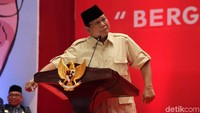 Prabowo Subianto mengumpulkan ribuan relawannya di Istora Senayan.