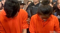 Tak ada pernyataan dari keduanya. Dengan pengawalan polisi, Y dan NR langsung dibawa ke mobil untuk menuju Polres Jaksel. Ia berdua terus menunduk.