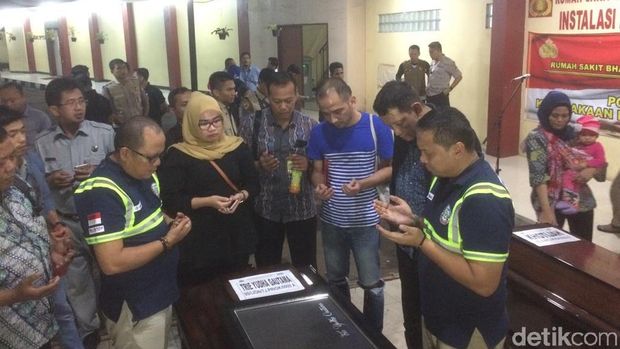 Keluarga berdoa saat penyerahan jenazah
