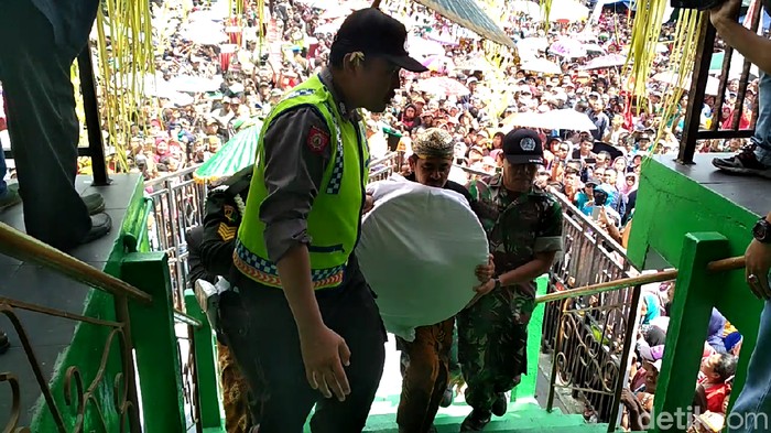 Ritual tahunan Siraman Kyai Pradah di Kecamatan Sutojayan, Kabupaten Blitar menjadi magnet tersendiri. Ribuan orang datang ke lokasi.